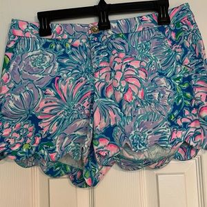 Lilly Pulitzer “In Full Bloom” cotton scalloped hem size 8 5” shorts VEUC.